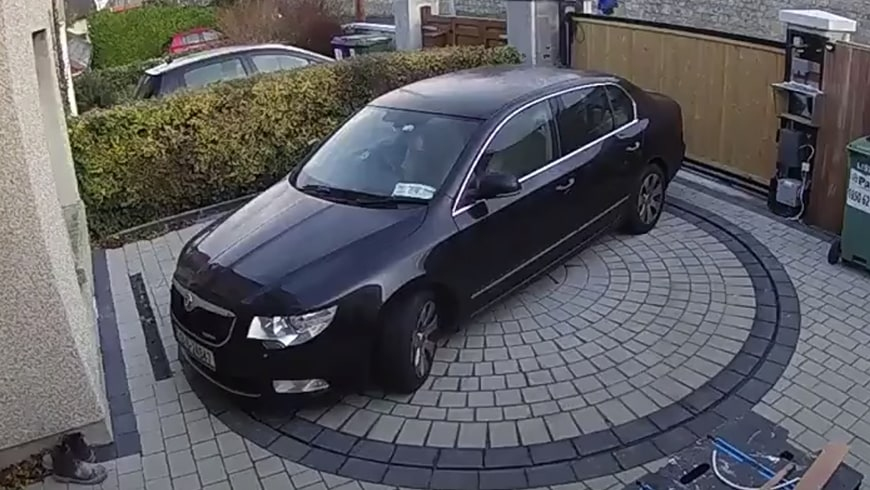 Sposób na małe miejsce parkingowe przed domem [FILM]
